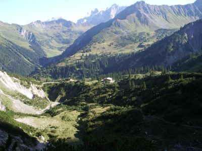 017-Die Heinrich-Hueter-Huette vom Zimbajochsteig